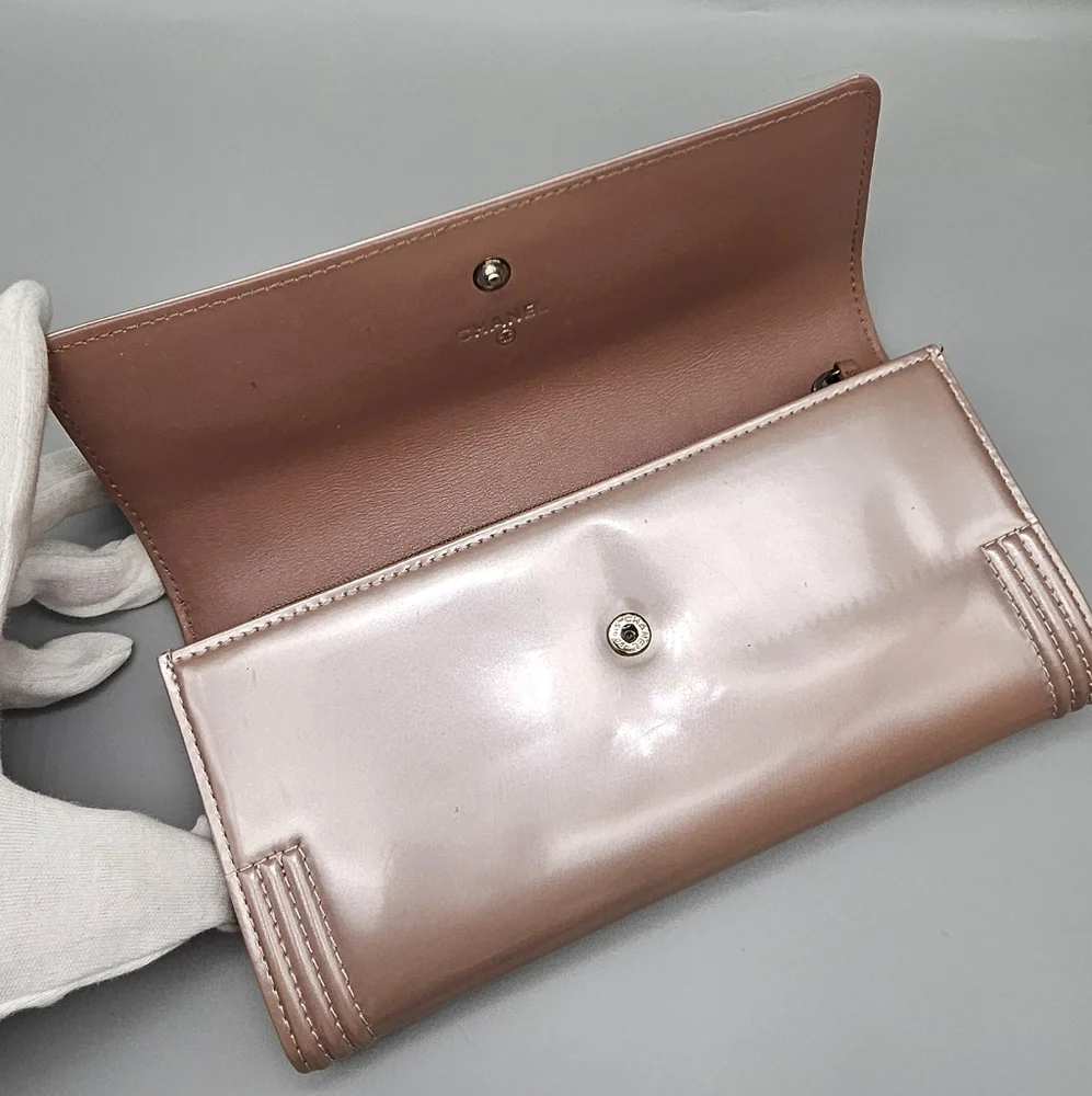 🩷CHANEL Rose Gold Quilted Patent Leather Wallet/Clutch🩷 - Picture 4 of 17
